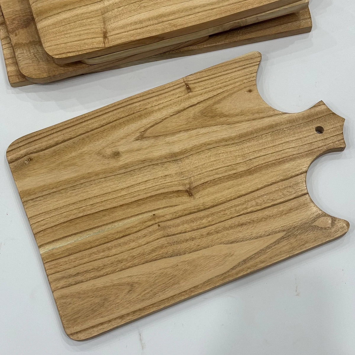 Large natural wooden cutting board in solid wood, included in the Kitchen Starter Gift Set